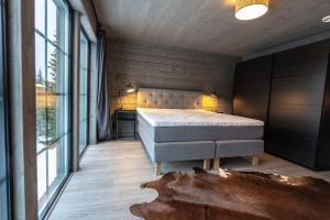 um quarto com uma cama num quarto com janelas em Sälen Mountain Lodge em Sälen