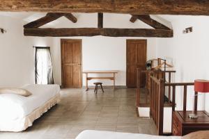 Postel nebo postele na pokoji v ubytování Hôtel la Fête en Provence