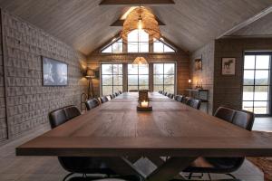 ein großer Konferenzraum mit einem großen Holztisch und Stühlen in der Unterkunft Sälen Mountain Lodge in Sälen