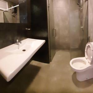 a bathroom with a sink and a toilet at AMARASINGHE GUEST HOUSE in Haputale