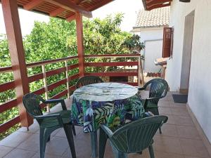 Balkón alebo terasa v ubytovaní Apartments Kornati