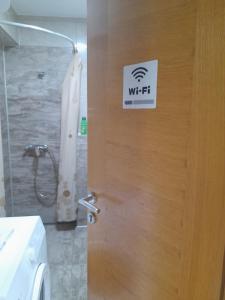 uma porta de casa de banho com um sinal de wi-fi em Sleep and drive No1 em Sarajevo