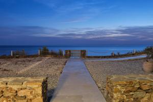 Ein Weg zum Strand mit dem Meer im Hintergrund in der Unterkunft Cape Suites in Kythnos