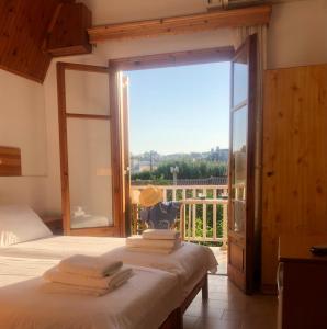 2 camas en una habitación con ventana grande en Anastasis Rental Rooms, en Skiathos