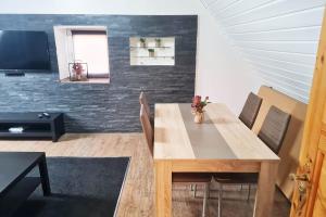 a dining room with a wooden table and chairs at Work & Stay apartment Vohburg near Ingolstadt in Vohburg an der Donau