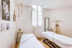Postel nebo postele na pokoji v ubytování Kyriad Restaurant Centre SPA Vichy + 37 fotografií