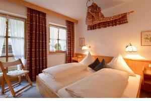 Un pat sau paturi într-o cameră la Haus Gaisberger