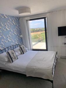 Porth Beach Hotel客房内的一张或多张床位