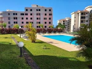 una piscina frente a algunos edificios en Getaway to Blue Paradise at Madeira Island en Funchal