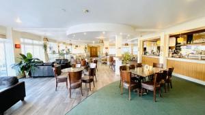 A restaurant or other place to eat at Keepers Cottage - Dartmouth Golf and Spa Resort