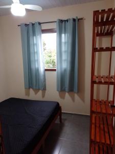 een slaapkamer met 2 stapelbedden en een raam bij Residencial Lumar in Itapoa