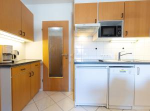 een keuken met een wastafel en een vaatwasser bij Appartement Beka 15 in Westerland +8 foto's