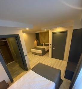 um quarto de hotel com uma cama e uma cama sidx sidx em Antik Houses em Istambul