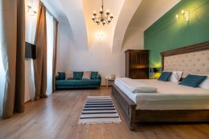 - une chambre avec un grand lit et un canapé dans l'établissement Apartment Green, à Sibiu