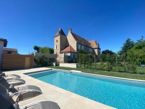 - une piscine avec des chaises en face d'une maison dans l'établissement Château de Chatenay - Macon, à Sancé