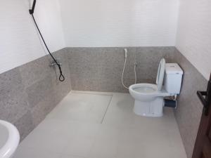 uma casa de banho com um WC e um lavatório em Himana Beach Rest em Matara