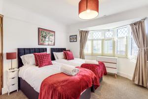 Tempat tidur dalam kamar di Bishy Road Hideaway near York Racecourse