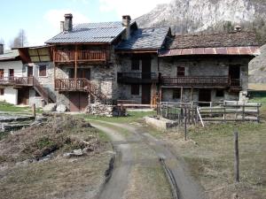 an old house on the side of a dirt road at Chalet Pomme de Pin in Tignes