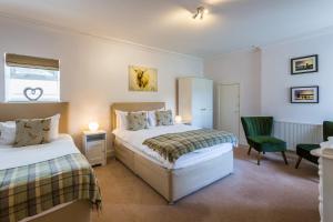 Postel nebo postele na pokoji v ubytování Lamlash Bay Hotel