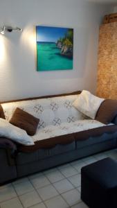uma cama num quarto com uma fotografia na parede em T2 Anasa em Digne-Les-Bains