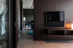 Una televisión o centro de entretenimiento en InterContinental Malta by IHG