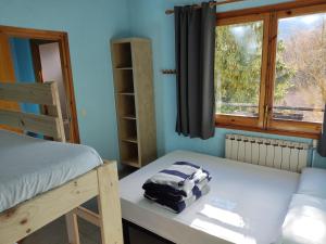 Een bed of bedden in een kamer bij Alberg Can Ribals