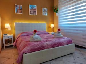 un dormitorio con dos muñecas sentadas en una cama en ATTICO IN FIERA apartment, en Bolonia