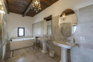 Koupelna v ubytování Masseria Fontana di Vite