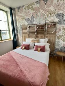 Tempat tidur dalam kamar di LA VUE LOIRE Maison