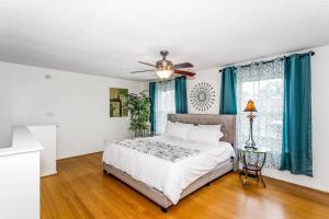 a bedroom with a bed and a ceiling fan at Sea Breeze Cottage in Gulf Breeze