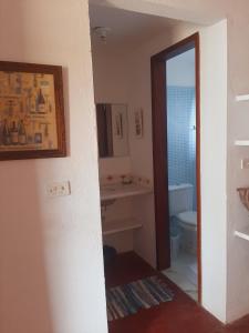 a bathroom with a sink and a toilet at CHALE PERTO DA PRAIA COM DUAS SUITES E VARANDAO in Pacatuba