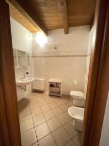 a bathroom with two toilets and a sink at La Casa del Sogno in Monteforte dʼAlpone +16 photos