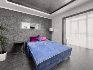 ソチにあるApart-studio Victoriaのベッドルーム(ピンクの枕が付いた青いベッド付)