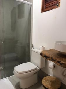 een badkamer met een toilet en een glazen douche bij Pousada Rota dos Ventos in Barra Grande