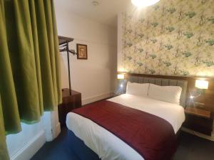 Кровать или кровати в номере Chelsea House Hotel - B&B