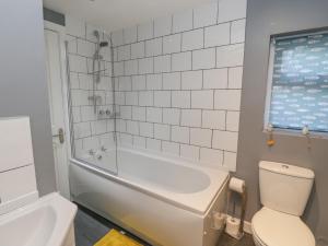 Un baño con bañera, inodoro y lavabo. en Sea Glass, en Filey 47 fotos más