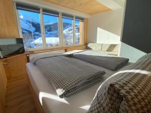 Postel nebo postele na pokoji v ubytování Mountain Lodge Sedrun