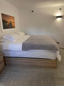 Ένα ή περισσότερα κρεβάτια σε δωμάτιο στο Casa au Lilas Rosa
