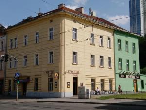 stary budynek na rogu ulicy w obiekcie Beta Pension w Pradze