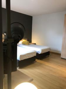Postel nebo postele na pokoji v ubytování Hotel Le Cygne d'Argent