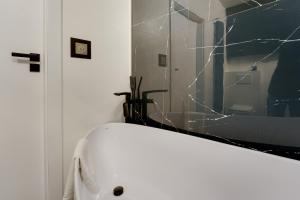 Kúpeľňa v ubytovaní Apartament Deluxe BLACK ORCHID Baltic Concept Dźwirzyno