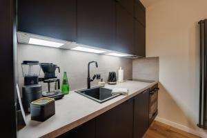 Kuchyňa alebo kuchynka v ubytovaní Apartament Deluxe BLACK ORCHID Baltic Concept Dźwirzyno