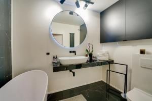 Kúpeľňa v ubytovaní Apartament Deluxe BLACK ORCHID Baltic Concept Dźwirzyno