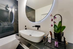 Kúpeľňa v ubytovaní Apartament Deluxe BLACK ORCHID Baltic Concept Dźwirzyno