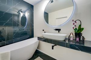 Kúpeľňa v ubytovaní Apartament Deluxe BLACK ORCHID Baltic Concept Dźwirzyno