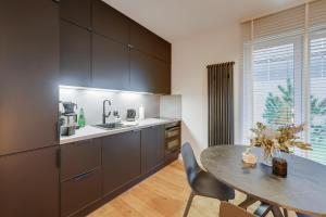Kuchyňa alebo kuchynka v ubytovaní Apartament Deluxe BLACK ORCHID Baltic Concept Dźwirzyno