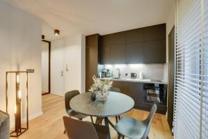 Kuchyňa alebo kuchynka v ubytovaní Apartament Deluxe BLACK ORCHID Baltic Concept Dźwirzyno