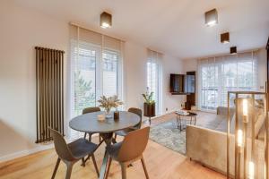 Televízia a/alebo spoločenská miestnosť v ubytovaní Apartament Deluxe BLACK ORCHID Baltic Concept Dźwirzyno