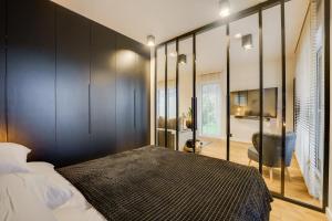 Posteľ alebo postele v izbe v ubytovaní Apartament Deluxe BLACK ORCHID Baltic Concept Dźwirzyno