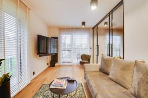 Televízia a/alebo spoločenská miestnosť v ubytovaní Apartament Deluxe BLACK ORCHID Baltic Concept Dźwirzyno